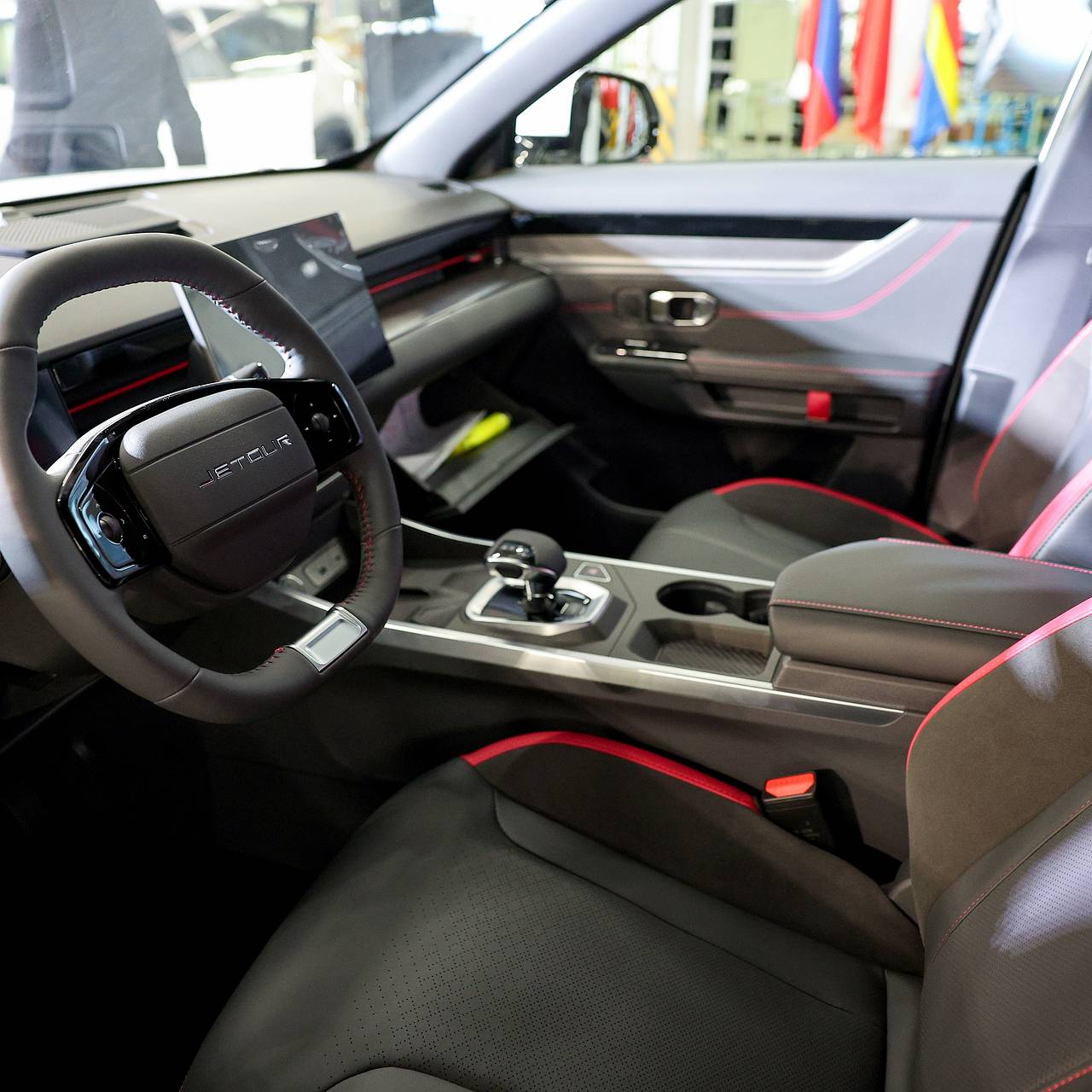 Четыре бренда резко подняли цены на машины в России