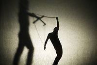 Стремление все контролировать делает людей несчастными. Откуда оно берется и как с ним бороться?