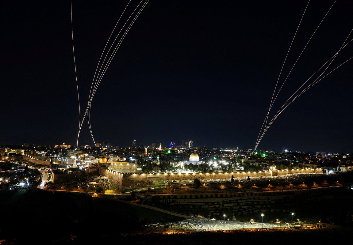 Перехват иранских ракет в небе над Иерусалимом, Израиль, 1 марта 2026 года