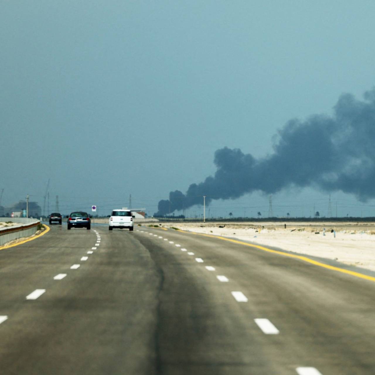 Один из крупнейших НПЗ приостановил работу после атаки Ирана. Мировые цены на нефть резко идут вверх. Выгодно ли это России?