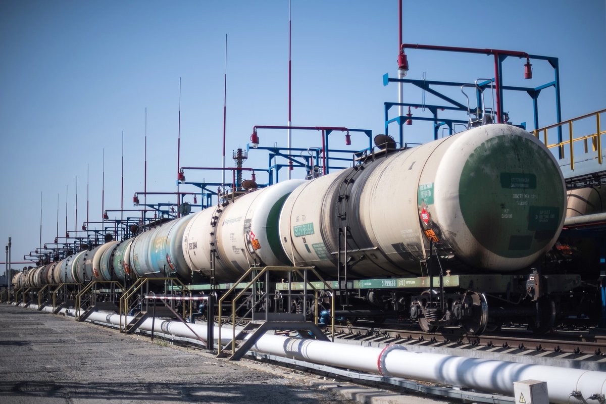 Цистерны на нефтебазе на территории Новороссийского морского торгового порта