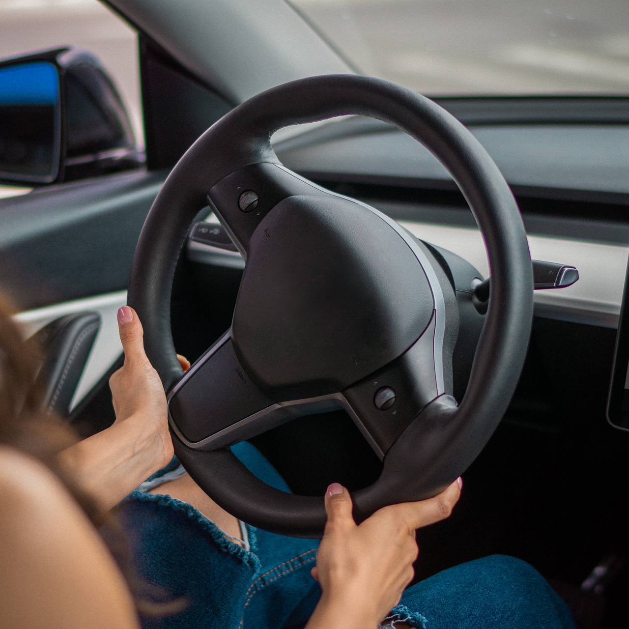 Мужчина проехал два километра на капоте машины бывшей жены и попал под суд