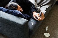 «Мы все умрем, это факт» Россияне массово сдают анализы и скупают БАДы. Почему это не делает их здоровее?