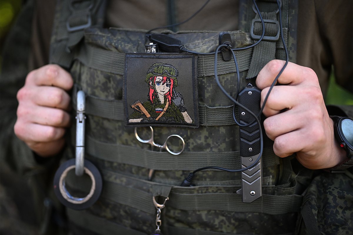 Шеврон на форме военнослужащего Вооруженных сил России, окрестности Авдеевки, Донецкая Народная Республика (ДНР), Россия