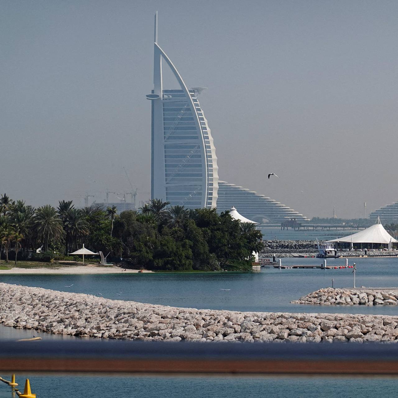 Оказавшиеся в Дубае российские звезды рассказали об обстановке в городе