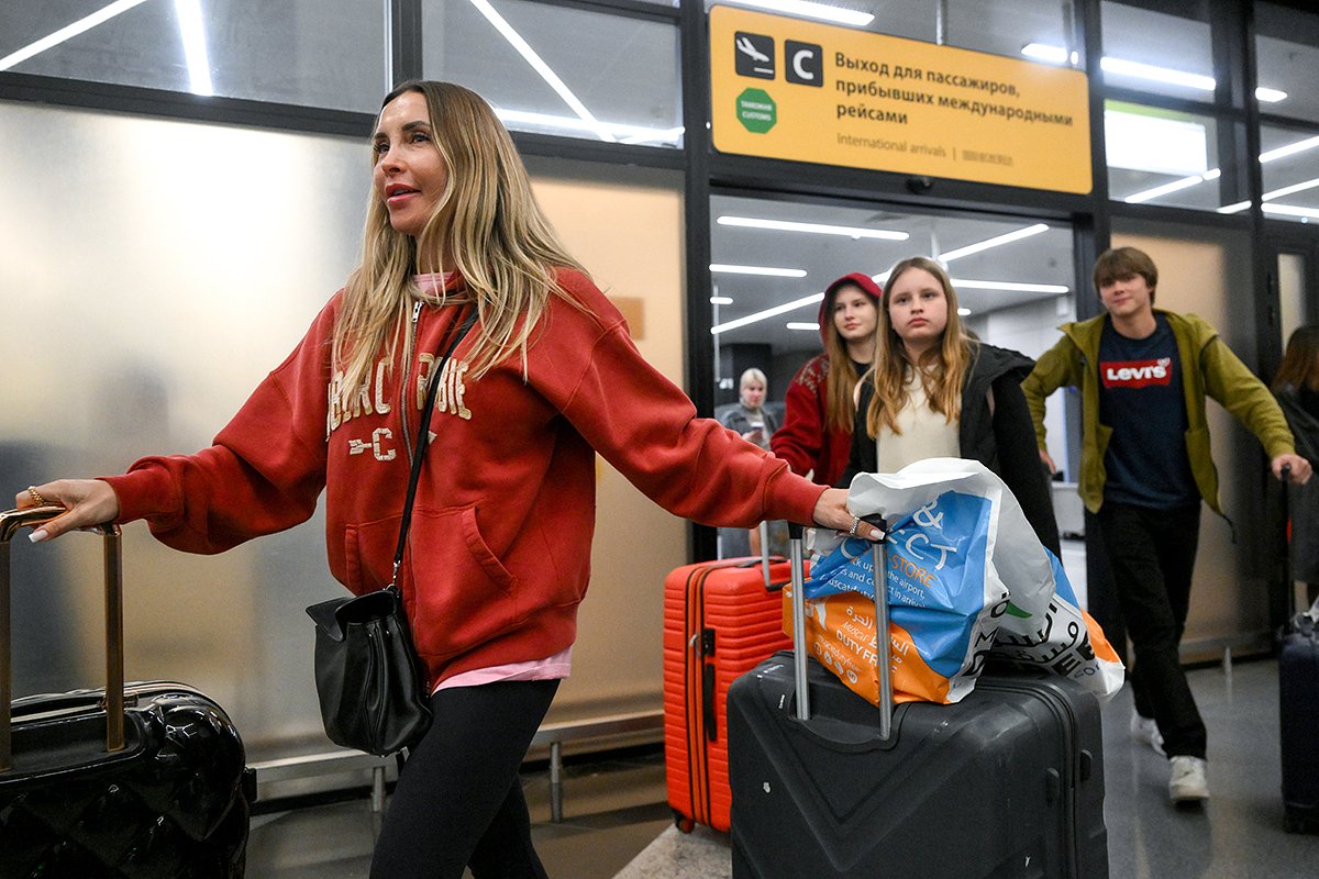 Пассажиры самолета авиакомпании Oman Air, который прилетел в Шереметьево из Маската. Это первый рейс перевозчика в российскую столицу с момента закрытия воздушных коридоров на фоне обострения конфликта на Ближнем Востоке