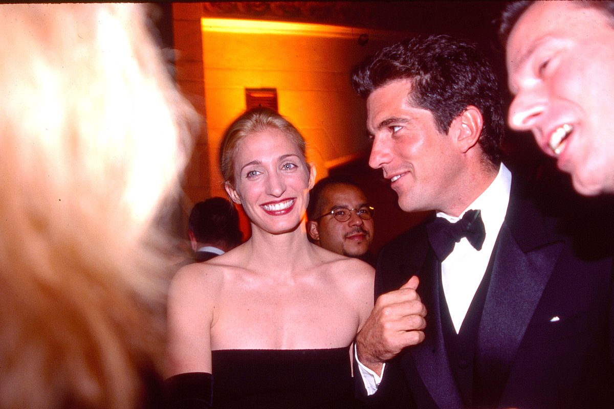 Джон Ф. Кеннеди-младший и Кэролайн Бессетт-Кеннеди на гала-концерте Муниципального художественного общества на Центральном вокзале в Нью-Йорке, 1998 год 