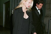 Пиарщица Calvin Klein и жена Кеннеди-младшего стала иконой стиля 1990-х. Почему в 2026-м ей вдруг начали подражать? 