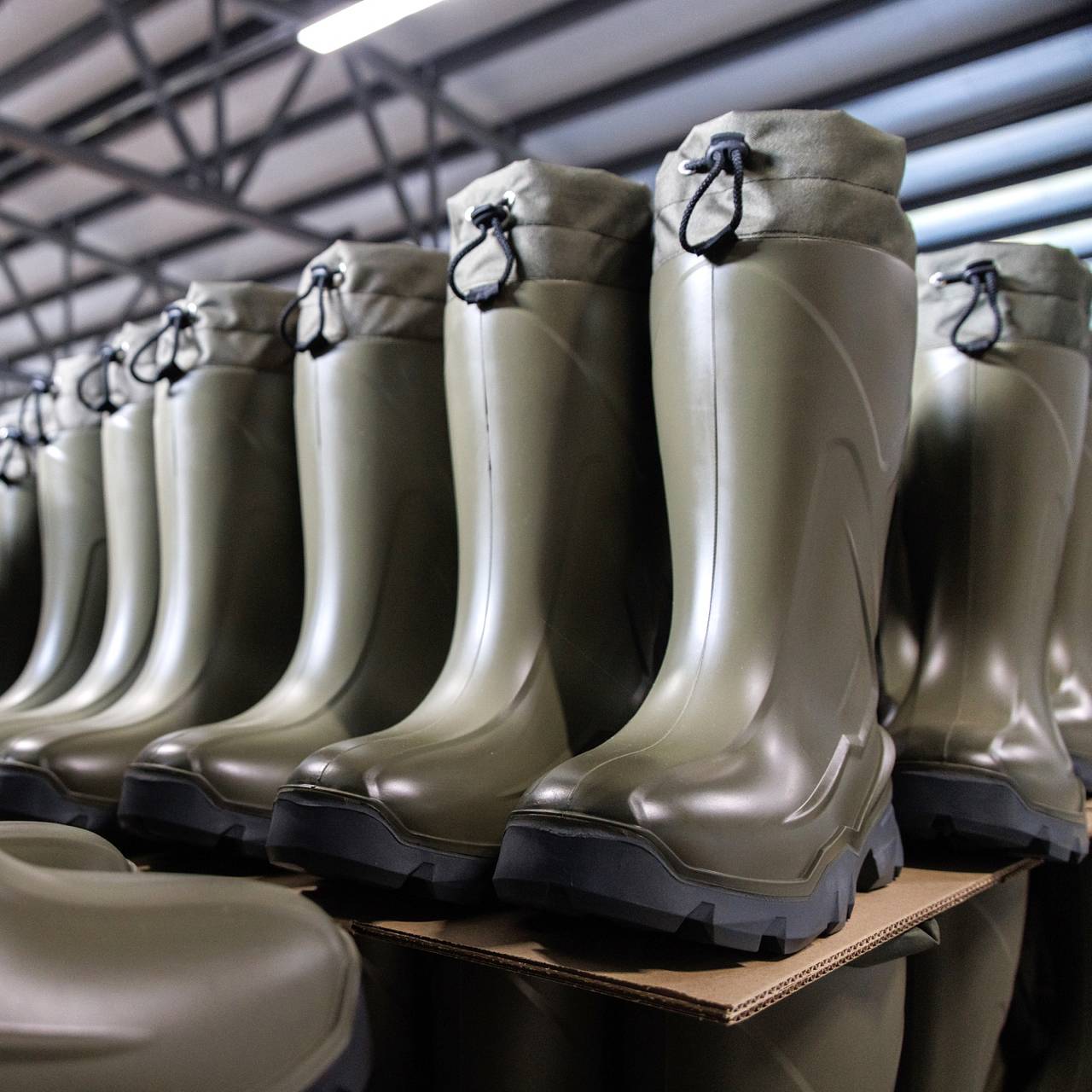 Москвичи бросились скупать резиновые сапоги