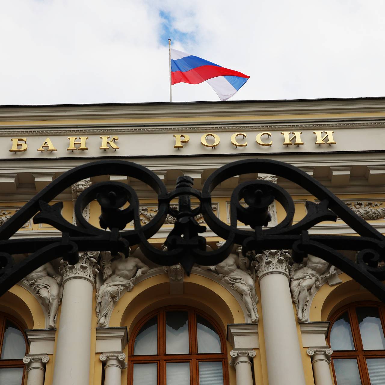 Заявление Орешкина о планах ЦБ по контролю денежных переводов оказалось фейком