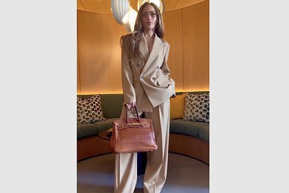 Дженнифер Лопес в откровенном образе снялась с сумкой за 6,3 миллиона рублей