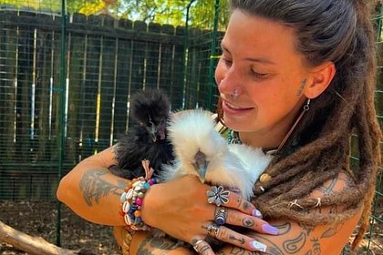 Ферму порнозвезды осадили сотни одержимых мужчин