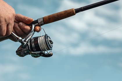 Пожилой рыбак поймал огромного окуня и побил 44-летний рекорд