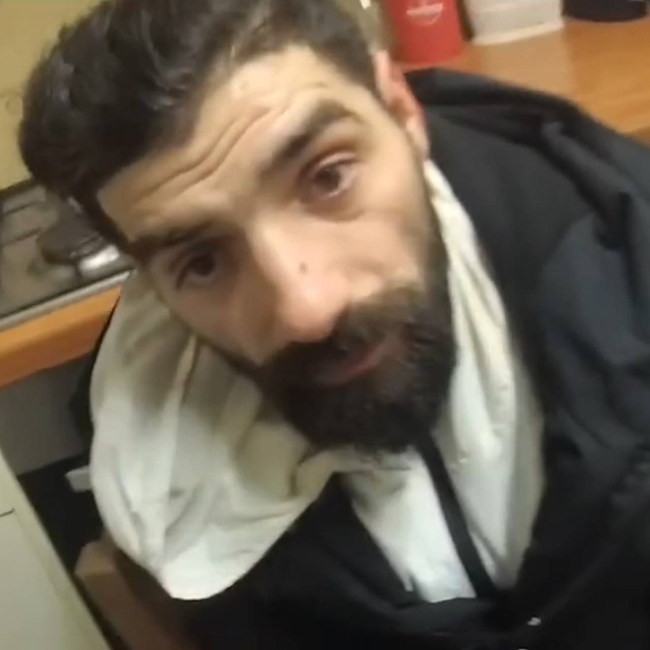 Голодного домушника поймали за поеданием бутерброда в обворованном доме