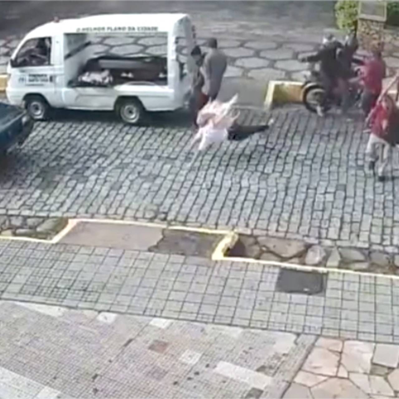 Девушка получила огнестрельное ранение в зад на похоронах матери