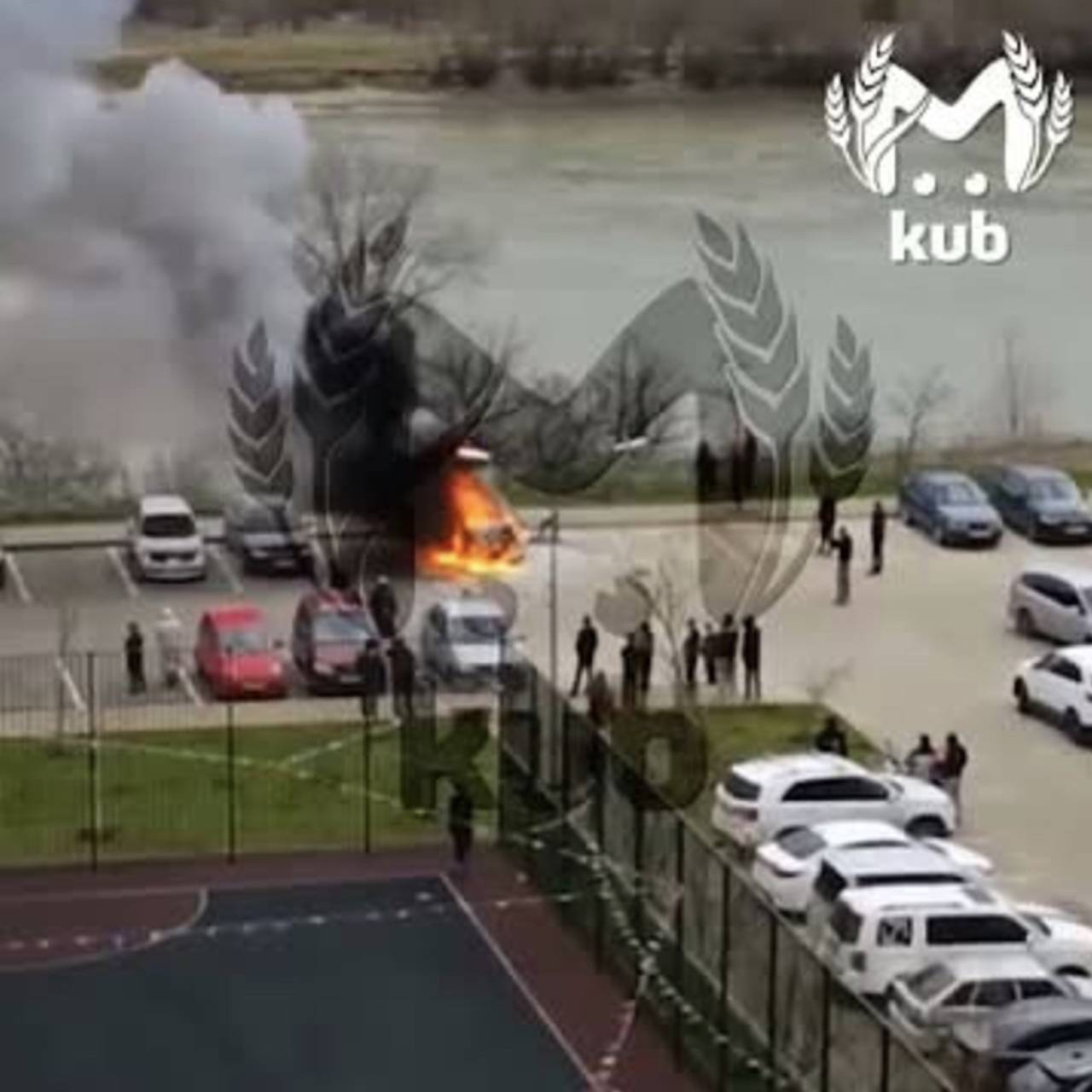 Машина взорвалась на парковке в столице региона России и попала на видео