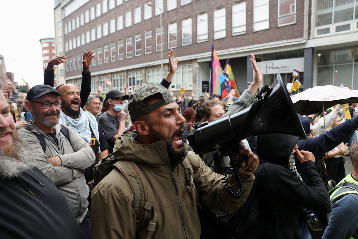 Шествие «Защити беженцев — останови крайне правых», Ливерпуль, Великобритания, 9 августа 2025 года