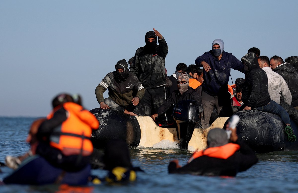 Группа мигрантов пытается попасть в Великобританию на лодке через пролив Ла-Манш, 25 августа 2025 года