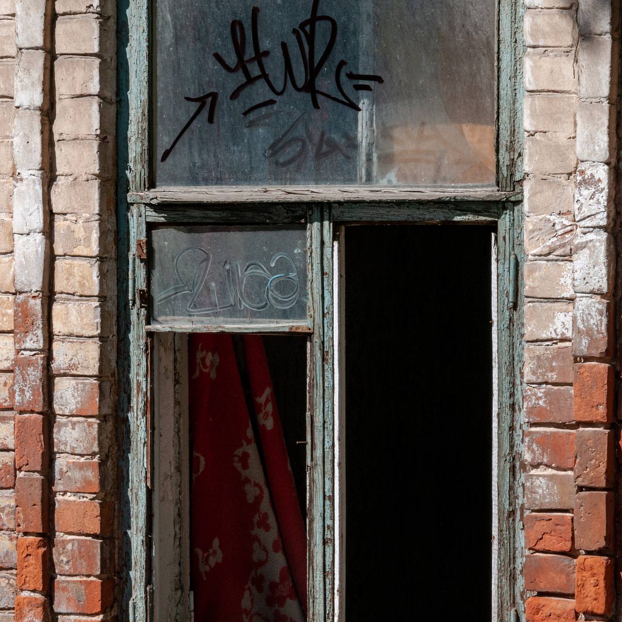 В российском городе потолок в аварийном доме рухнул во второй раз