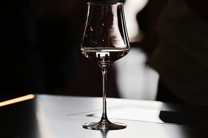 Профессор призвал не демонизировать бокал вина во время еды