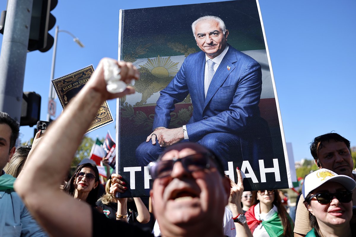 Сторонники иранского наследного принца Резы Пехлеви на митинге в Лос-Анджелесе, Калифорния, США, 28 февраля 2026 года

