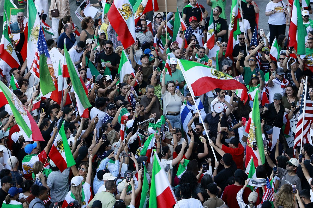 Члены иранской общины и их сторонники празднуют убийство верховного лидера Ирана Али Хаменеи, Лос-Анджелес, Калифорния, США, 28 февраля 2026 года

