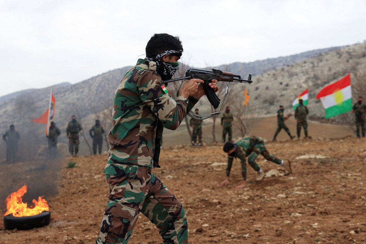 Боец из Партии свободы Курдистана (PAK) тренируется на базе неподалеку от Эрбиля, Ирак, 12 февраля 2026 года