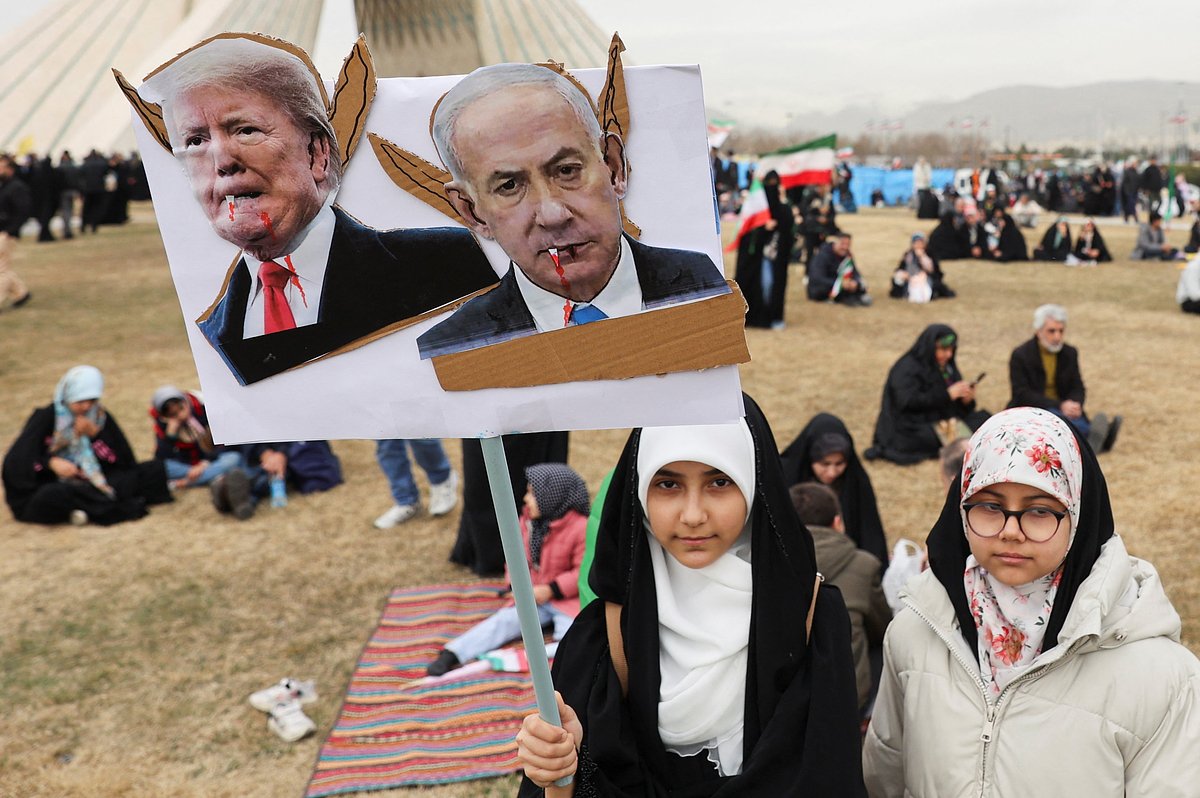 Девочка держит плакат с изображениями президента США Дональда Трампа и премьер-министра Израиля Биньямина Нетаньяху во время празднования 47-й годовщины Исламской революции в Тегеране, Иран, 11 февраля 2026 года