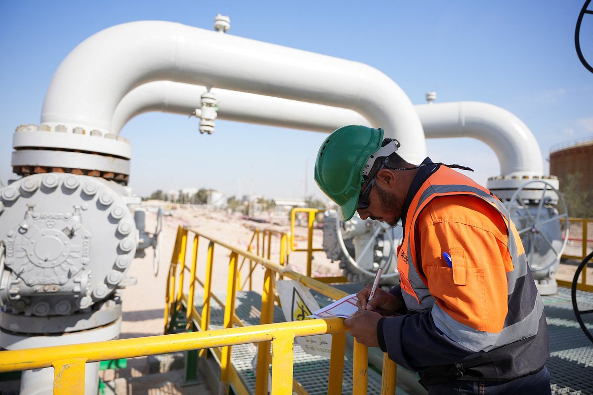 Рабочий проверяет оборудование на нефтяном месторождении Румайла, Басра, Ирак, 4 марта 2026 года