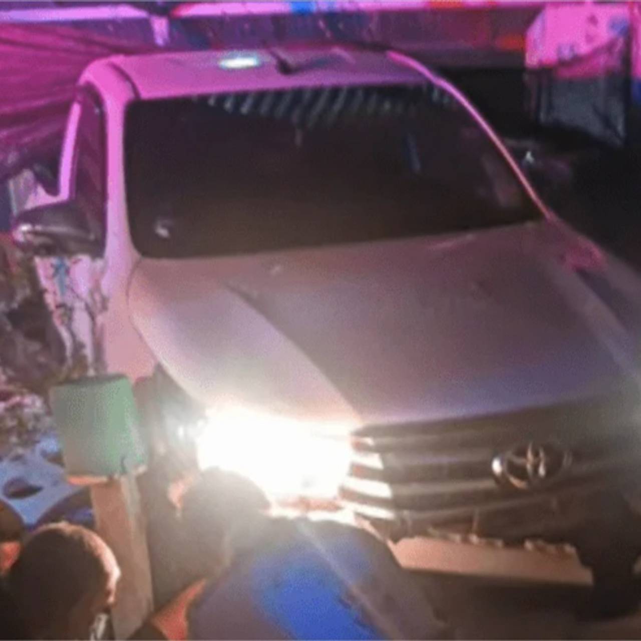 Мужчина протаранил на пикапе ужинавшую с друзьями бывшую жену и назвал это случайностью