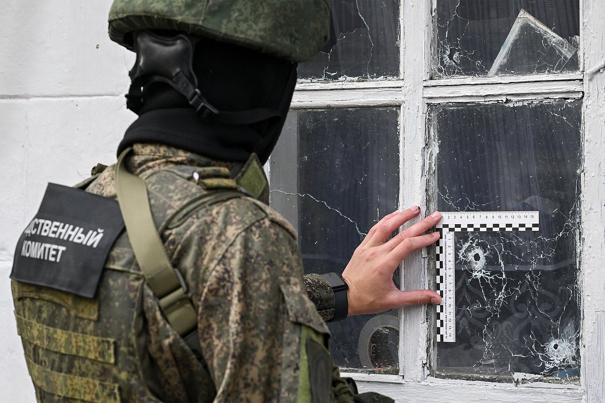 Сотрудник Следственного комитета России (СКР) проводит следственные действия после обстрела ВСУ населенного пункта Высокое в Запорожской области