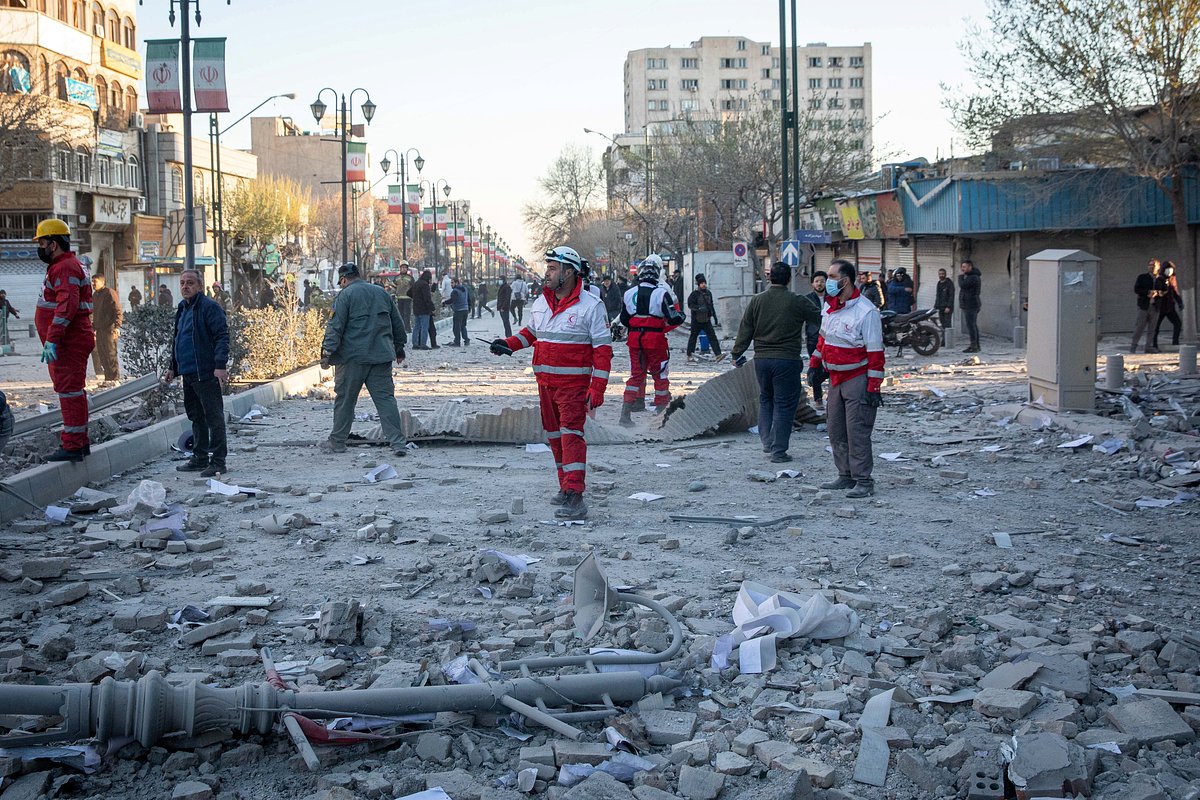 Спасательные службы на месте удара США и Израиля по полицейскому участку в Тегеране, Иран, 3 марта 2026 года