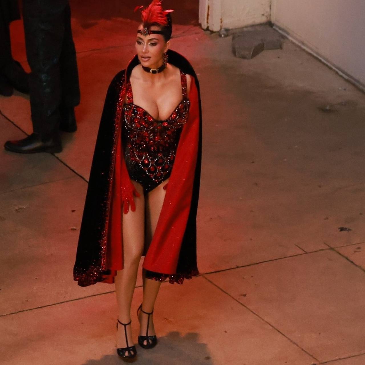 Ким Кардашьян в откровенном боди запечатлели во время съемок фильма