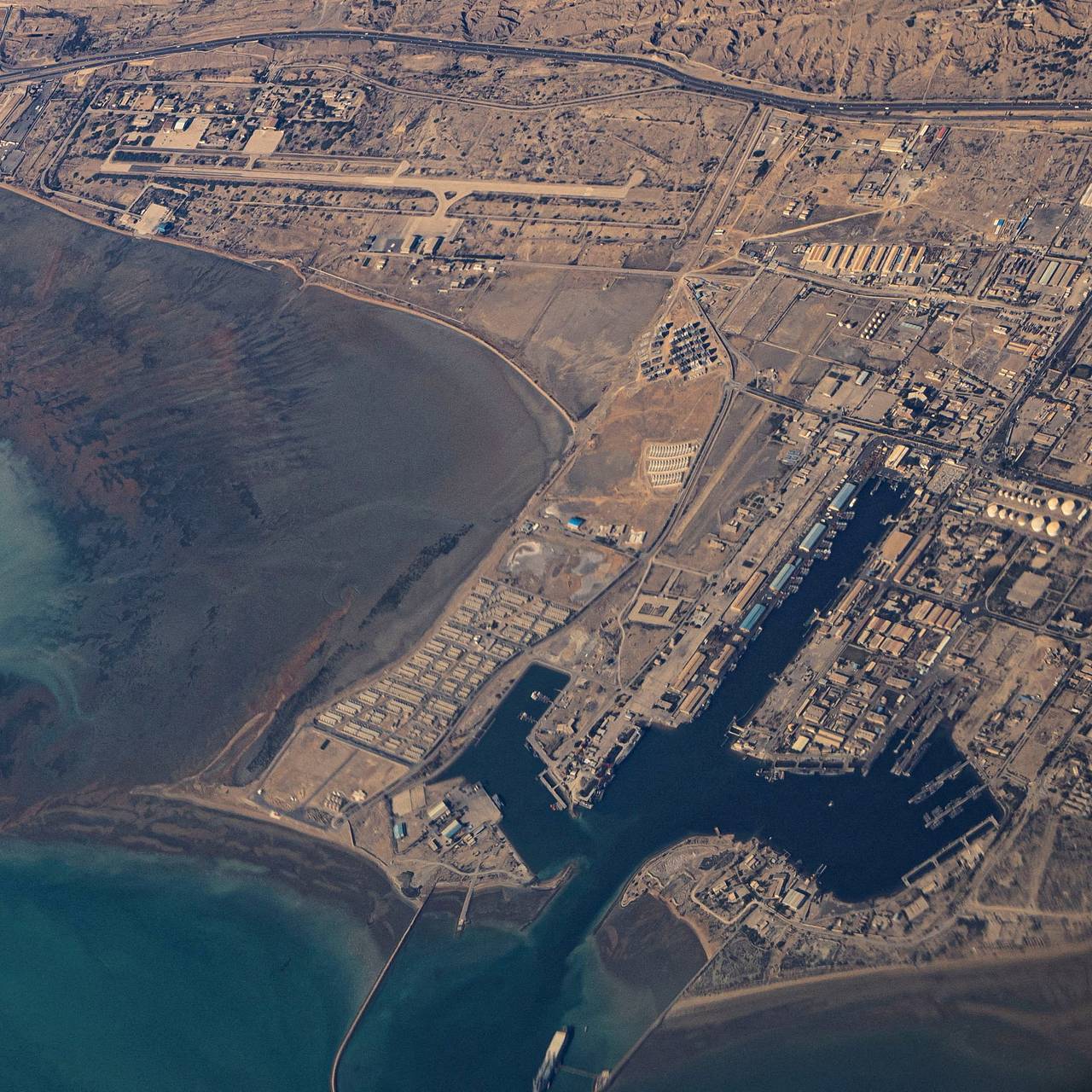 В портах Ормузского пролива застряли тысячи машин для россиян