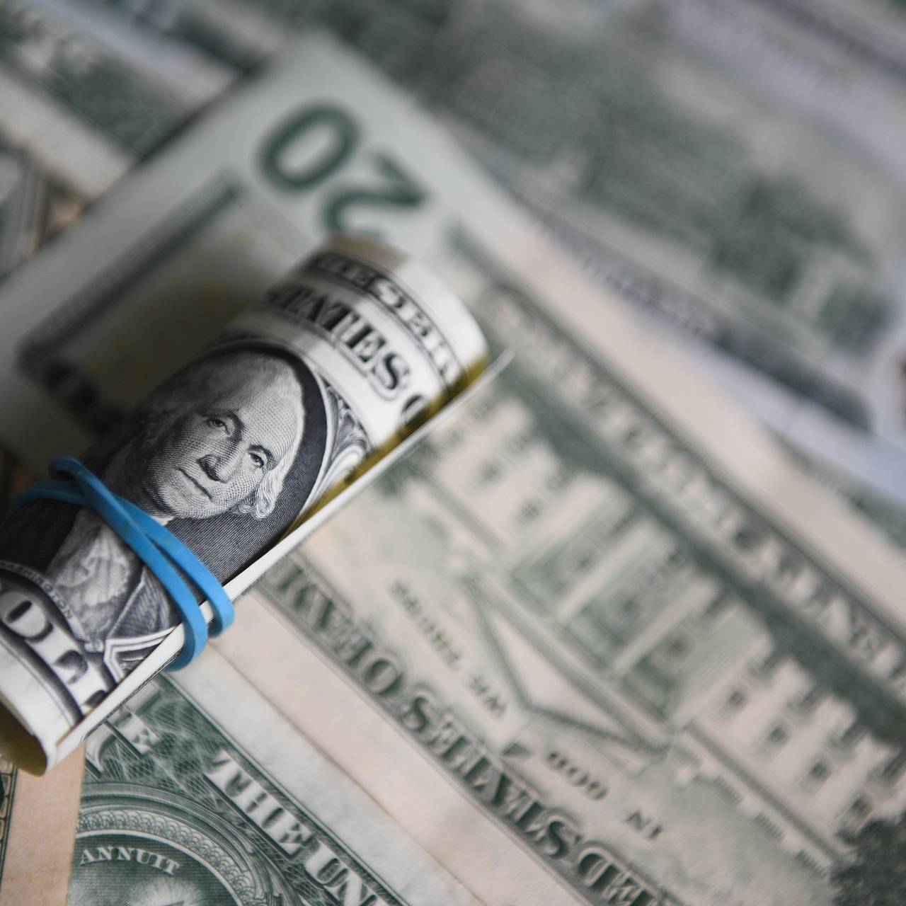 Экономист объяснил смысл покупки долларов в последние дни