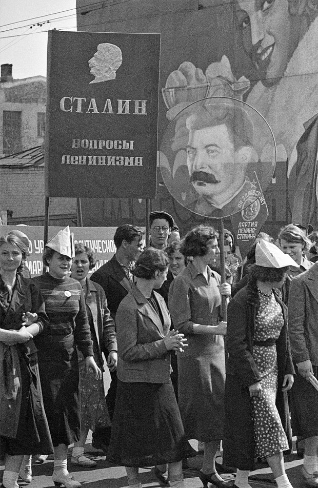 Первомайская демонстрация трудящихся на Красной площади. Москва, 1939 год