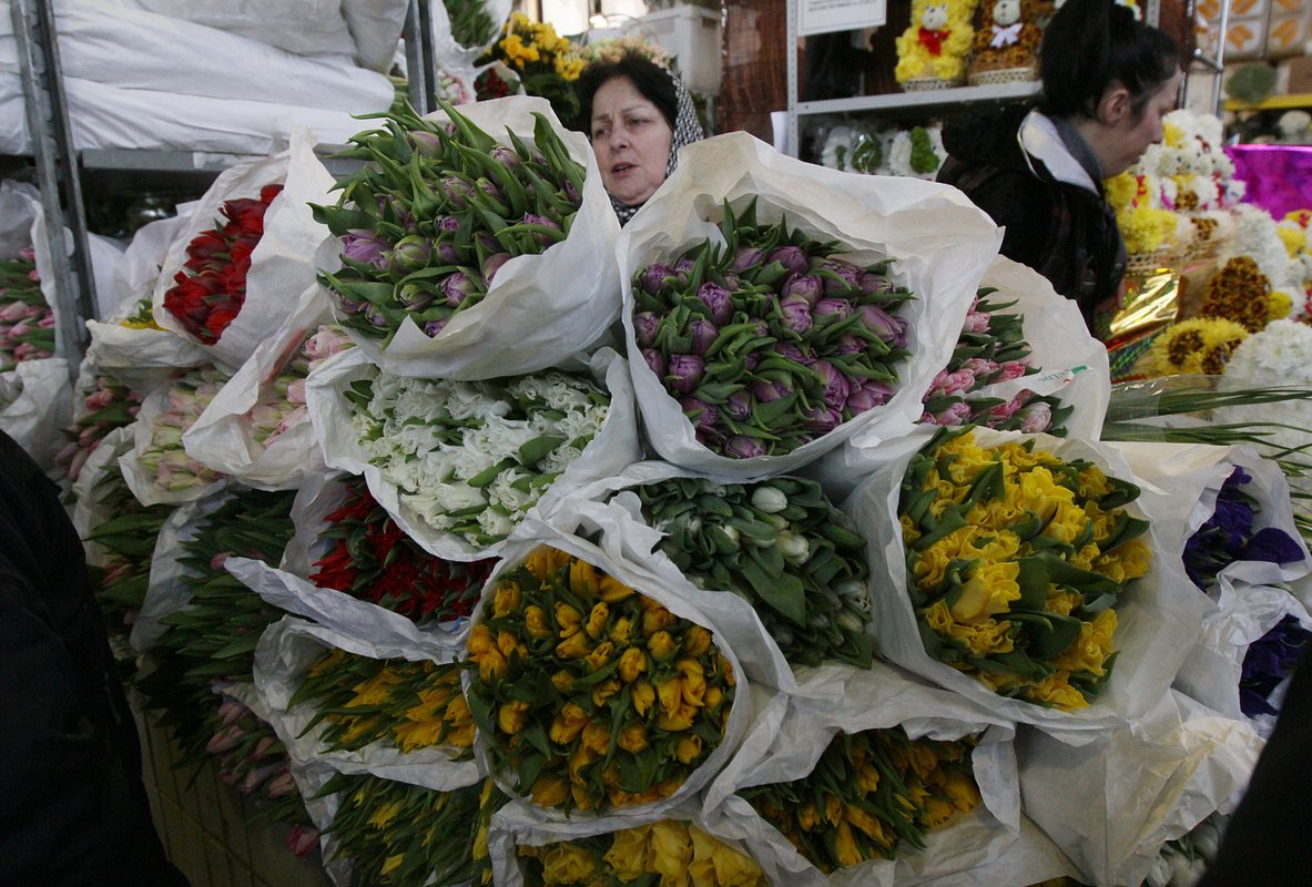 Продавщица цветов на Рижском рынке