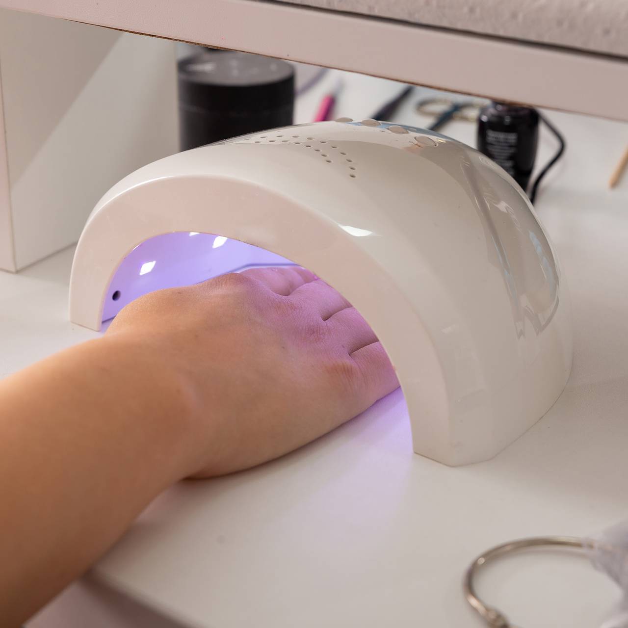 У популярной блогерши отслоились ногти от пальцев во время маникюра в салоне