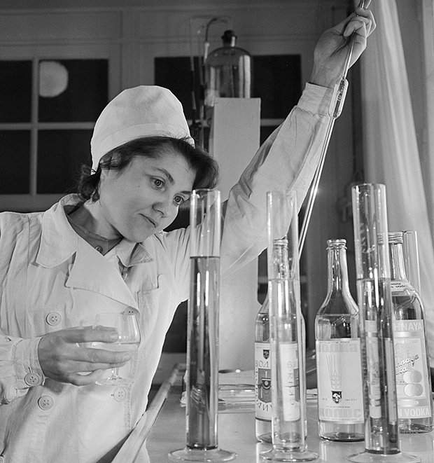 СССР. Москва. 1 декабря 1968 года. Инженер-химик Дия Тимохина -- создатель оригинальных сортов водки «Праздничная», «Колос», «Бородинская»