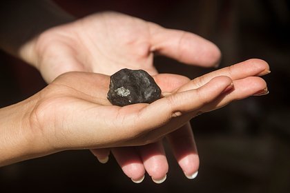 Россиянин привез из путешествия в подарок жене на 8 Марта уголь из шахты в Воркуте
