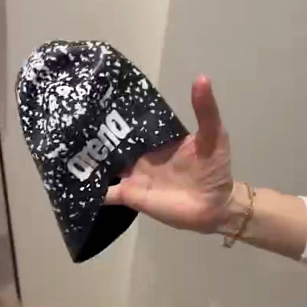 Юного спортсмена дисквалифицировали на турнире в России за логотип на английском