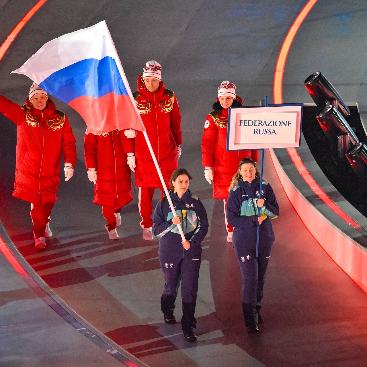 Команда России с флагом страны приняла участие в открытии Паралимпиады