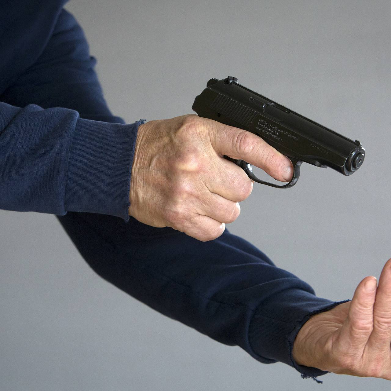 В российском регионе двух человек расстреляли во дворе жилого дома