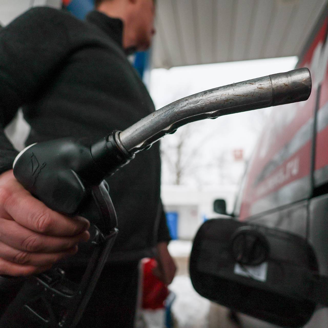 В Петербурге подожгли заправку и сняли ее на фото