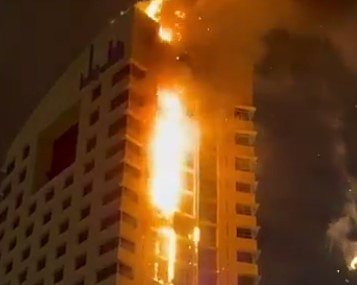 Пламя охватило небоскреб после удара в Кувейте