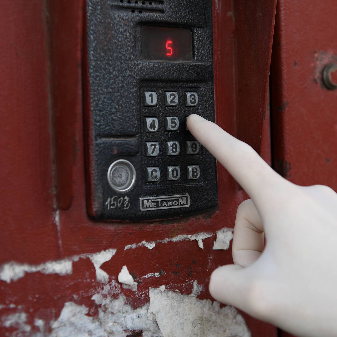 Россиянка захотела сменить домофон и потеряла миллионы рублей