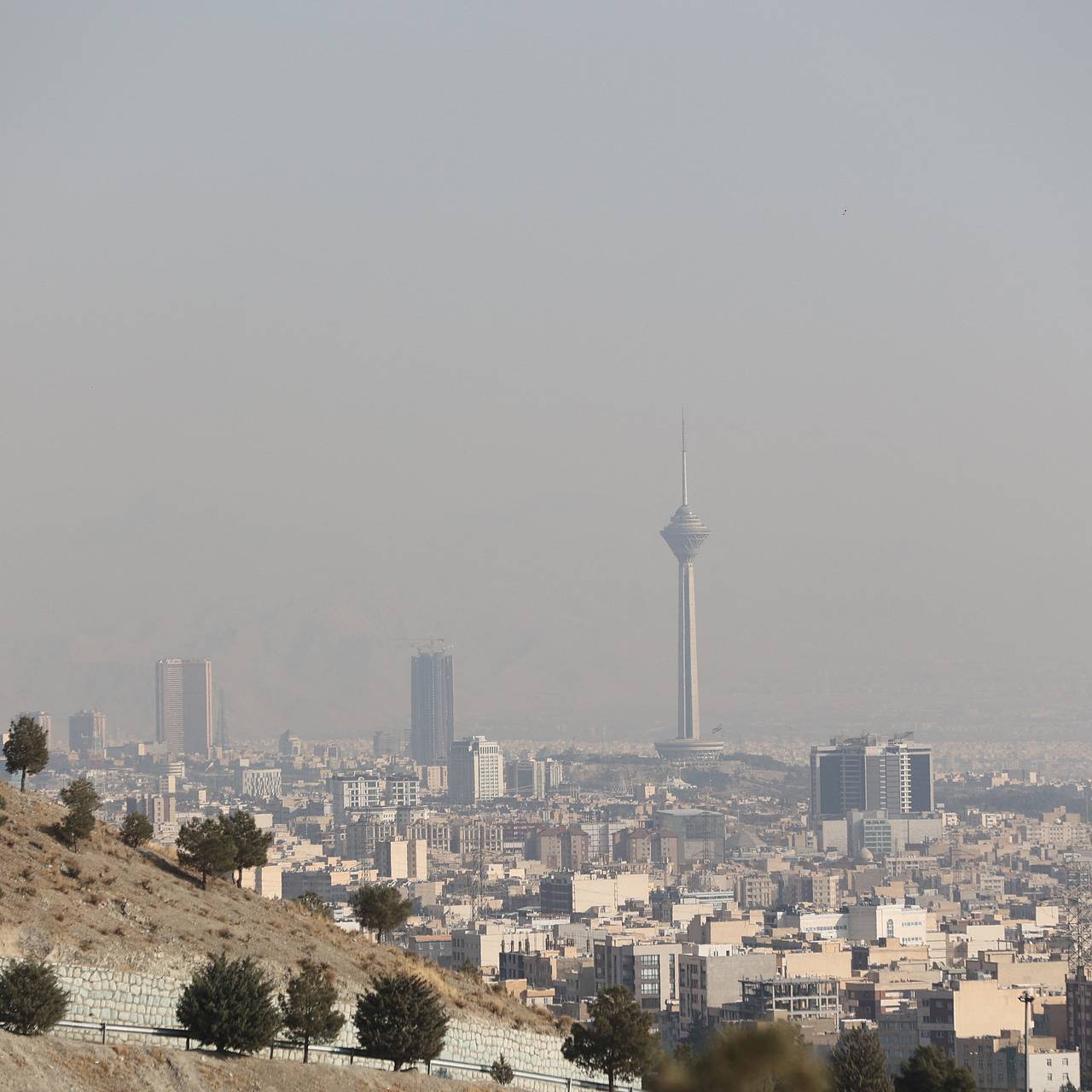 В Тегеране пролились нефтяные дожди и предупредили о кислотных