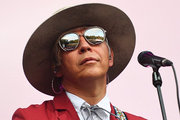 Доходы Ильи Лагутенко в России выросли вдвое в 2025 году, несмотря на отъезд