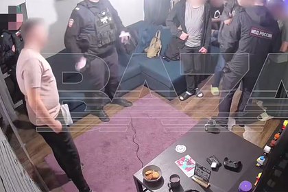 Полицейский устроил игры в VR-очках в ходе задержания и попал на видео