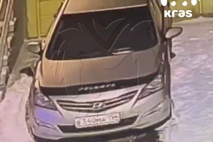 Россиянин выпал из окна на припаркованное авто и выжил